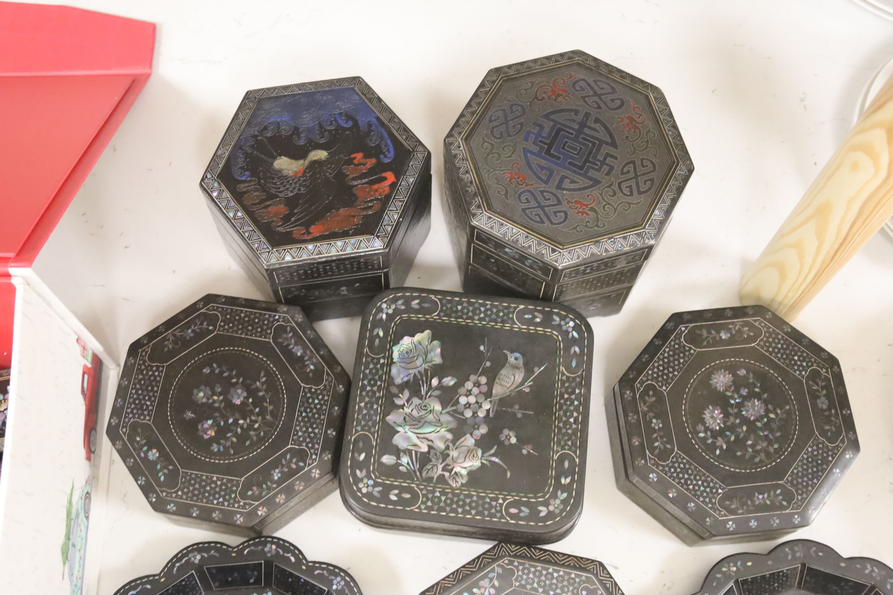 A quantity of Lac Burgaute boxes inlaid in mother of pearl (26)